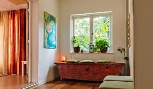 sfeervolle wachtruimte, ontvangsthal Under The Tree.